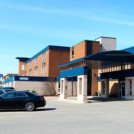 Days Inn By Wyndham Estevan Екстер'єр фото