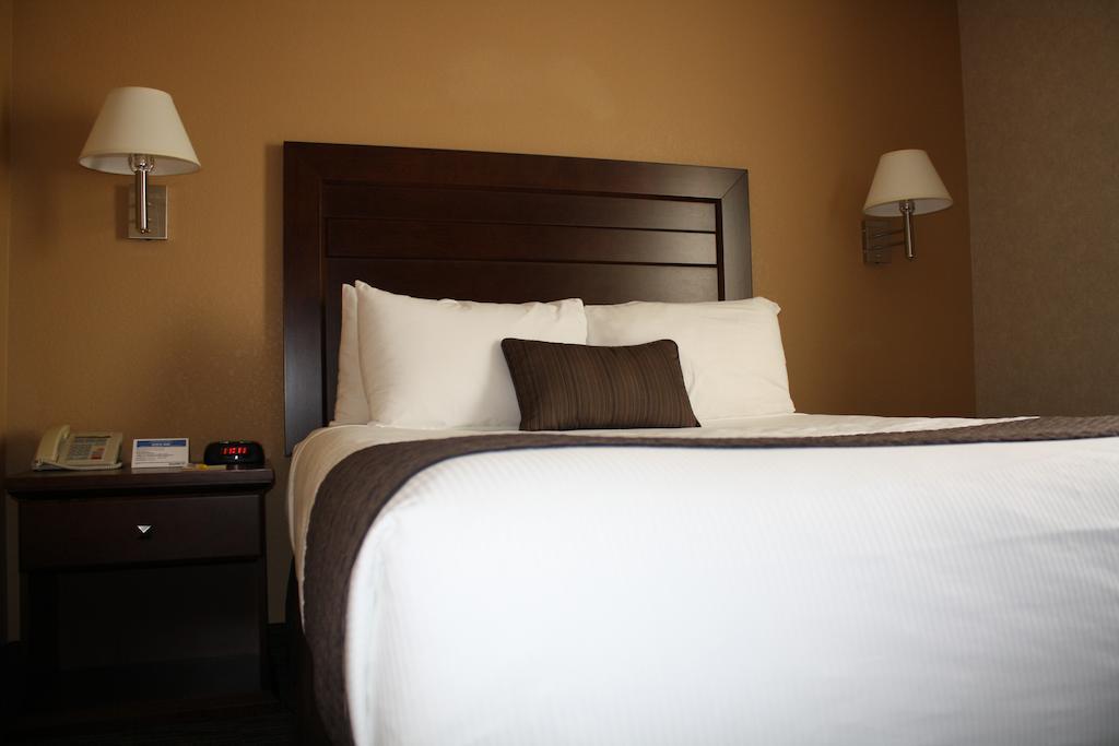 Days Inn By Wyndham Estevan Екстер'єр фото